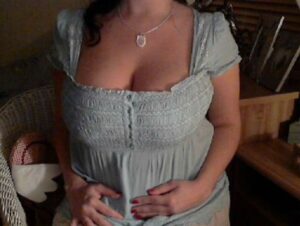 AnalBabsi Porno Video: Creme meine großen Brüste ein..