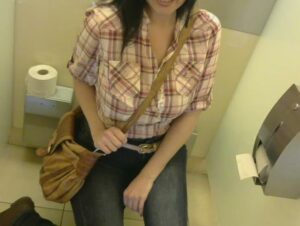 AnalBabsi Porno Video: Im Shoppingcenter auf dem Klo