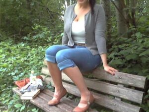 AnalBabsi Porno Video: Von der Bank gepinkelt...